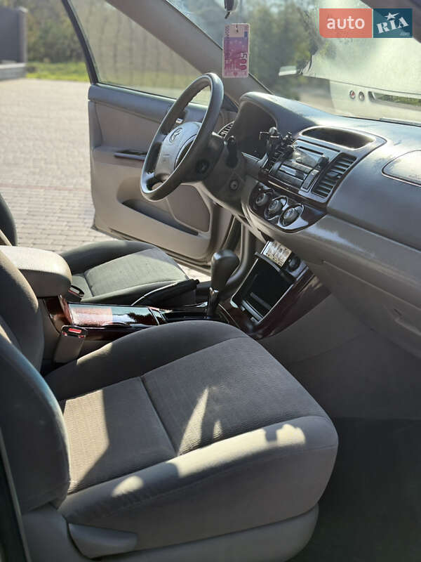 Седан Toyota Camry 2004 в Староконстантинове