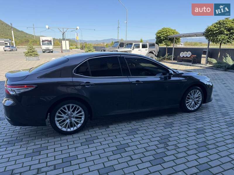 Седан Toyota Camry 2020 в Хусте