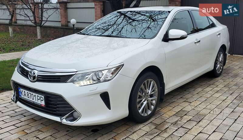 Седан Toyota Camry 2016 в Киеве