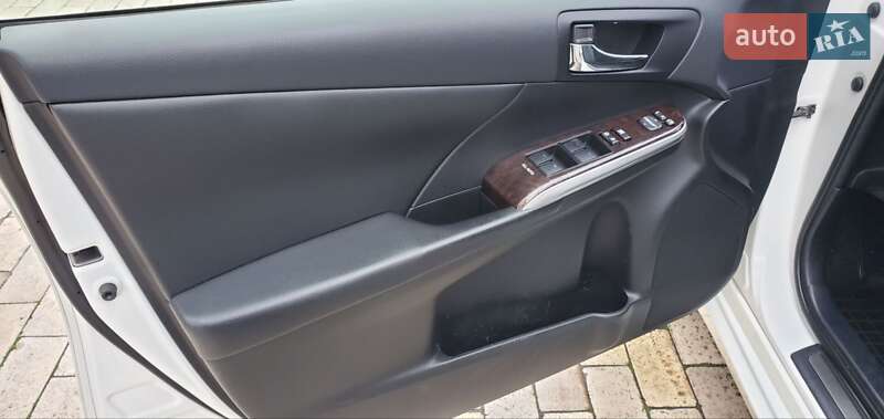 Седан Toyota Camry 2016 в Киеве