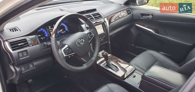 Седан Toyota Camry 2016 в Киеве