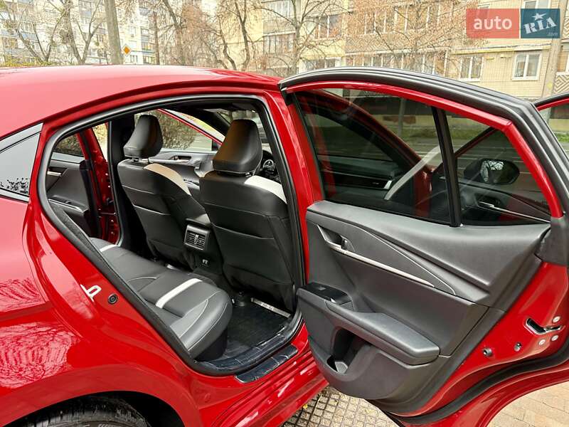 Седан Toyota Camry 2024 в Киеве