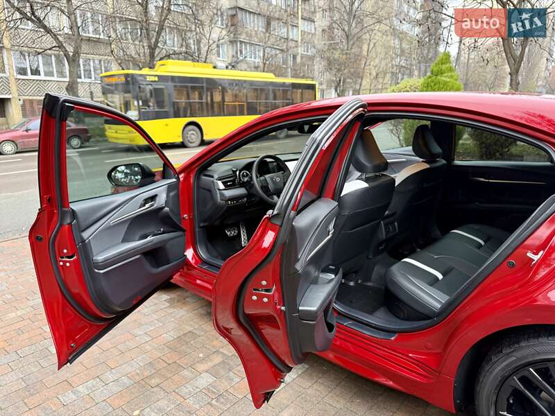 Седан Toyota Camry 2024 в Киеве