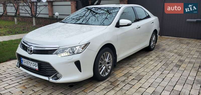 Седан Toyota Camry 2016 в Киеве