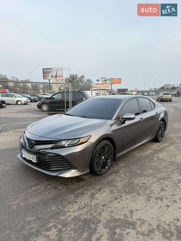 Седан Toyota Camry 2018 в Полтаве