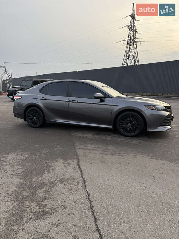 Седан Toyota Camry 2018 в Полтаве