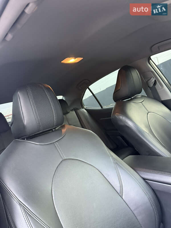 Седан Toyota Camry 2018 в Полтаве