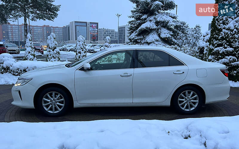 Седан Toyota Camry 2017 в Львове