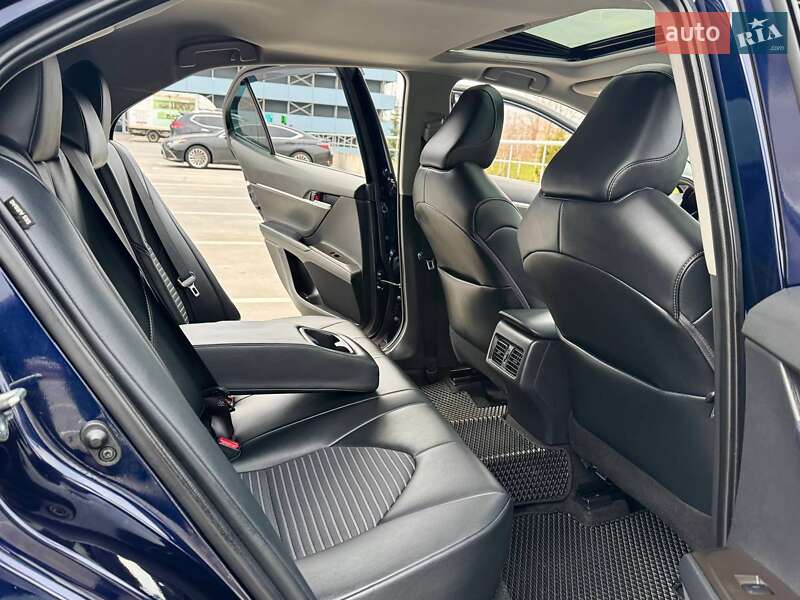 Седан Toyota Camry 2020 в Киеве