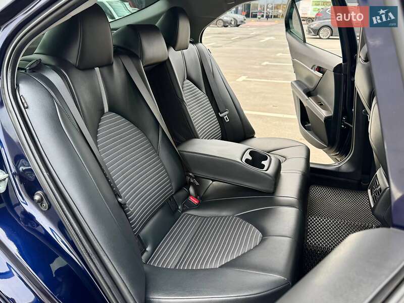 Седан Toyota Camry 2020 в Киеве