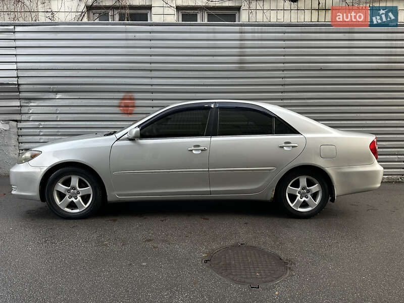 Седан Toyota Camry 2004 в Киеве