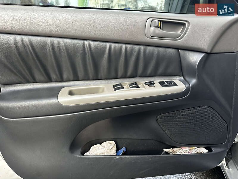 Седан Toyota Camry 2004 в Киеве