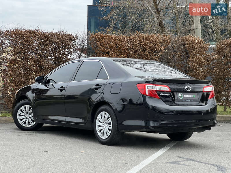 Седан Toyota Camry 2013 в Киеве
