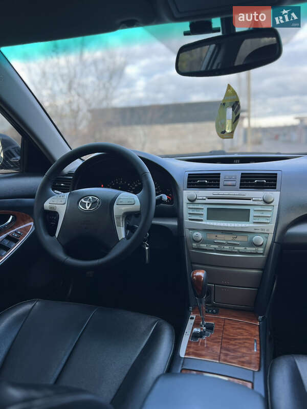 Седан Toyota Camry 2006 в Кривом Роге