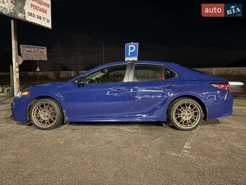 Седан Toyota Camry 2023 в Киеве