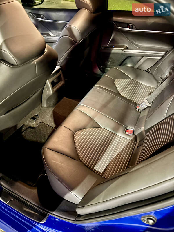 Седан Toyota Camry 2023 в Киеве