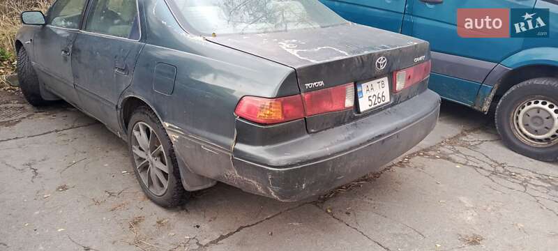 Седан Toyota Camry 2000 в Киеве