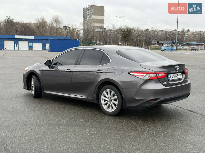 Седан Toyota Camry 2017 в Киеве