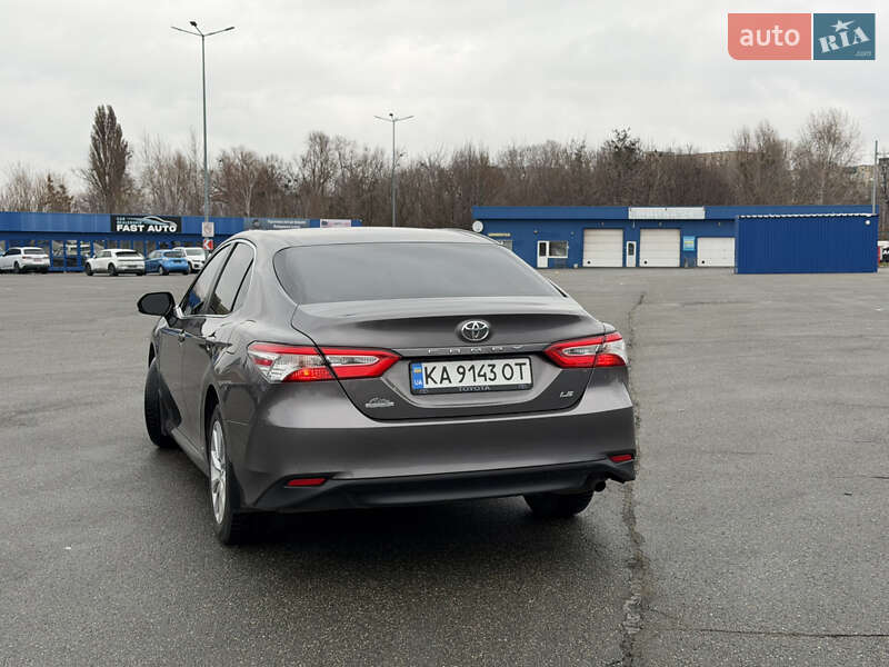 Седан Toyota Camry 2017 в Киеве