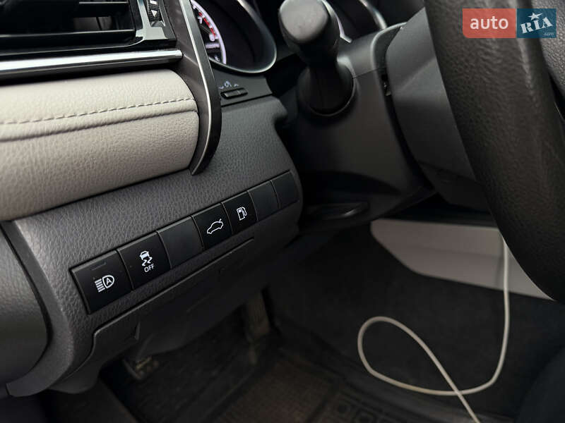 Седан Toyota Camry 2017 в Киеве