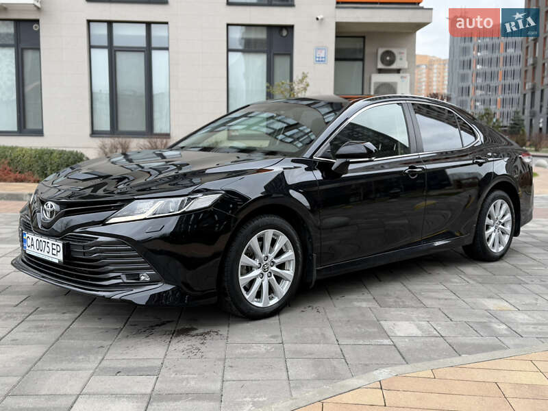 Седан Toyota Camry 2020 в Киеве