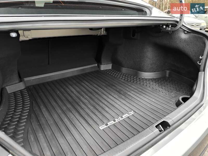 Седан Toyota Camry 2024 в Киеве