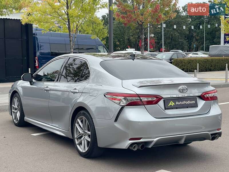 Седан Toyota Camry 2018 в Киеве