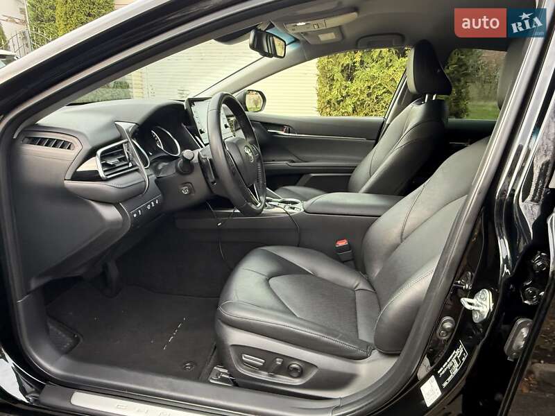 Седан Toyota Camry 2023 в Одессе