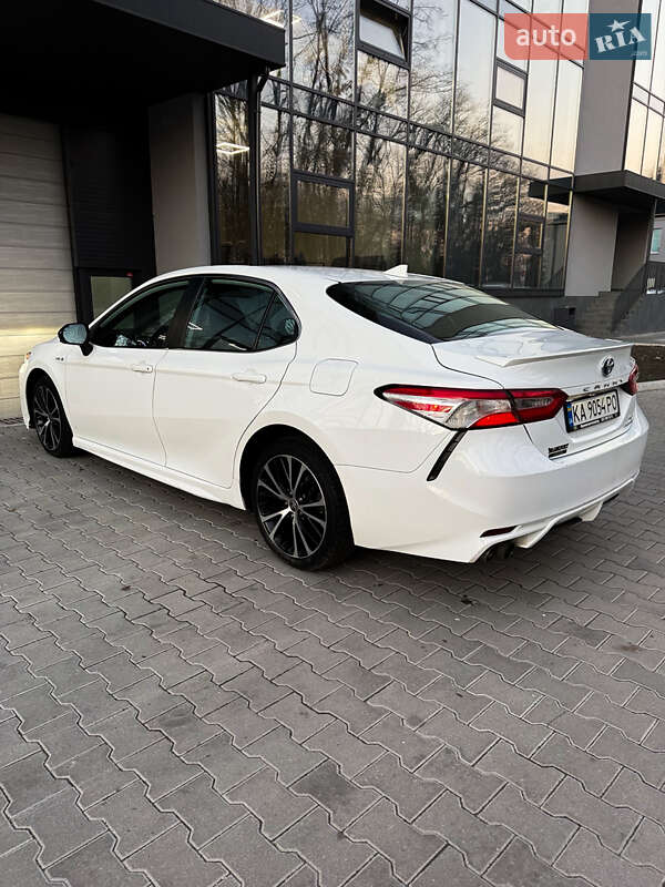 Седан Toyota Camry 2020 в Киеве