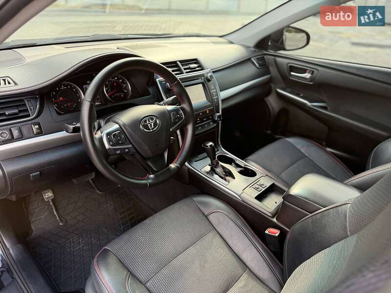 Седан Toyota Camry 2016 в Кривом Роге