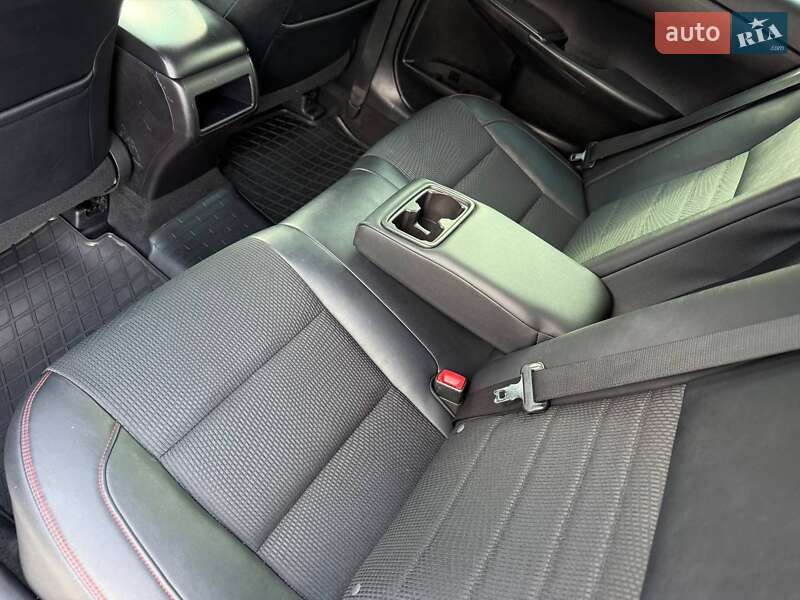 Седан Toyota Camry 2016 в Кривом Роге