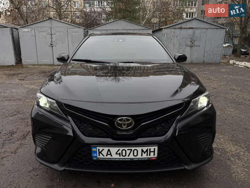 Седан Toyota Camry 2021 в Днепре