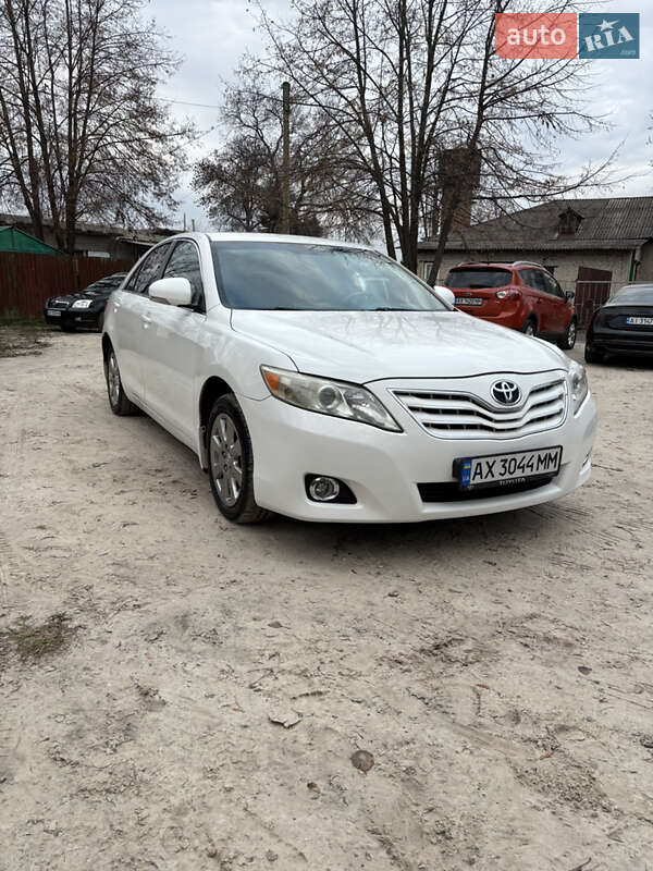 Седан Toyota Camry 2011 в Краснограде