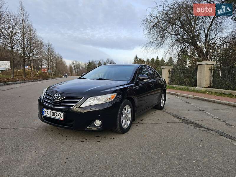 Седан Toyota Camry 2010 в Умани
