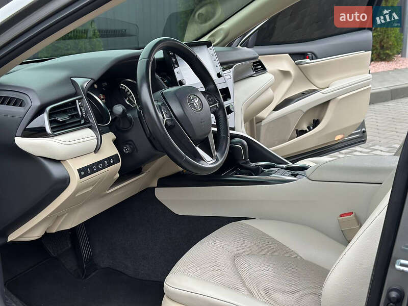 Седан Toyota Camry 2021 в Днепре