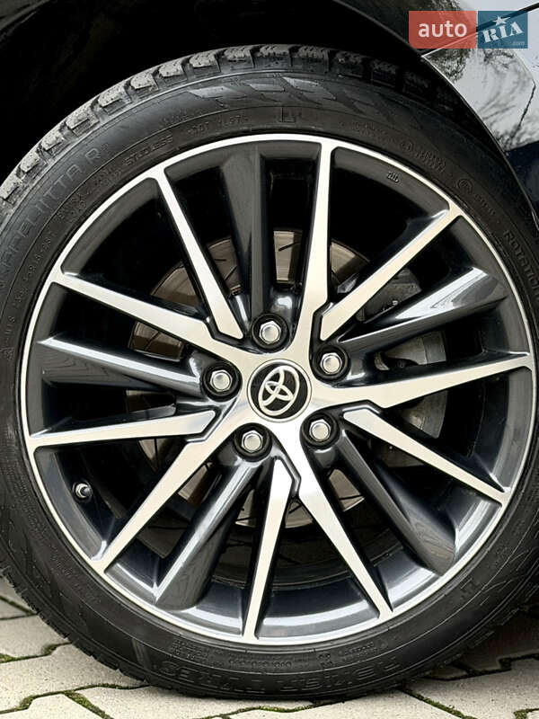 Седан Toyota Camry 2021 в Ужгороде