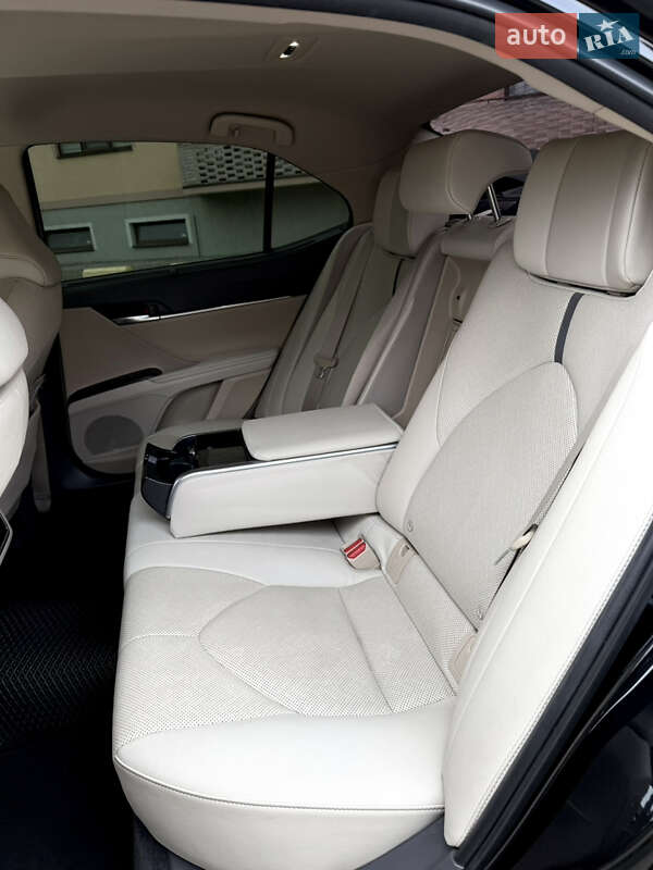 Седан Toyota Camry 2021 в Ужгороде