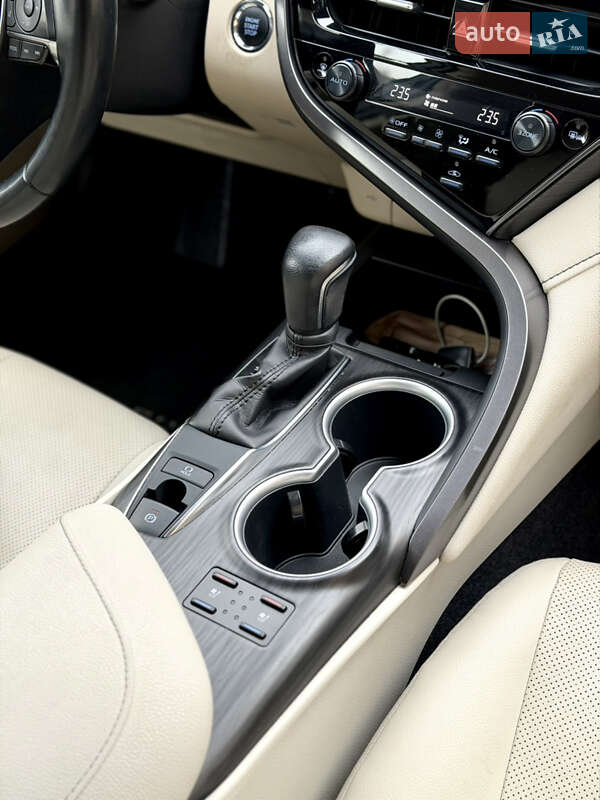 Седан Toyota Camry 2021 в Ужгороде