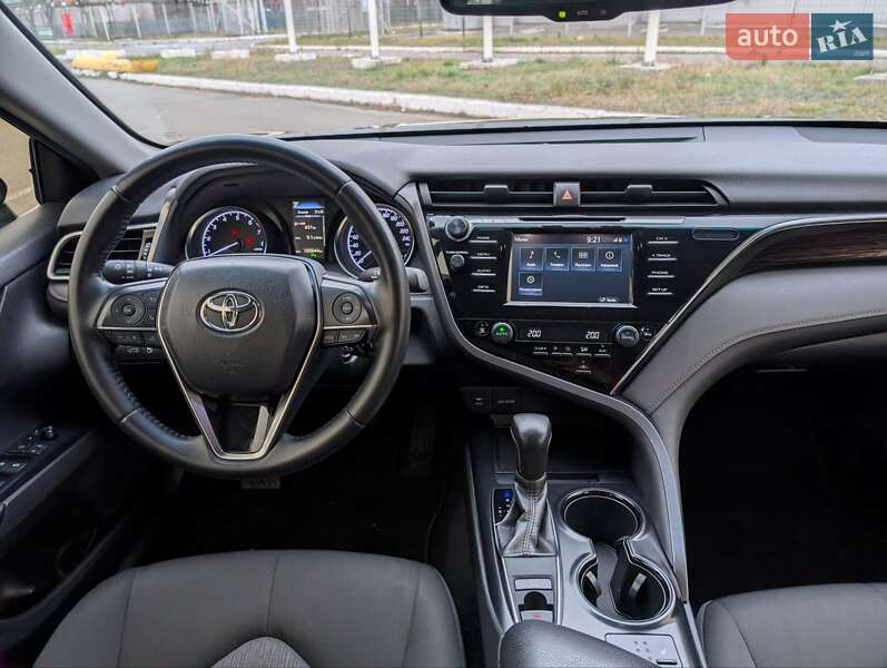 Седан Toyota Camry 2018 в Киеве