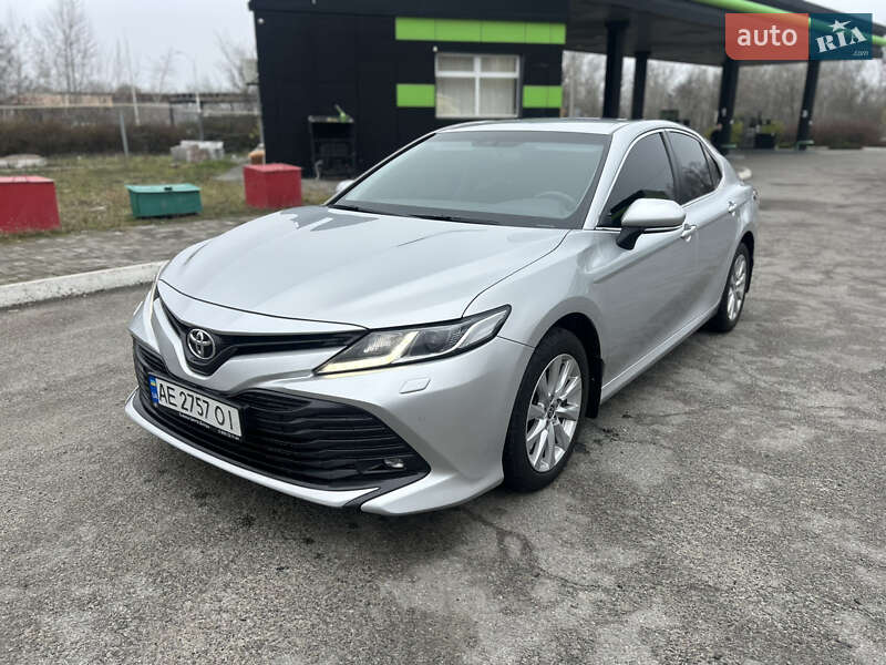 Седан Toyota Camry 2020 в Днепре