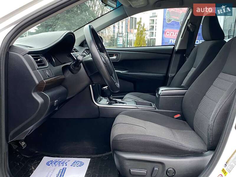 Седан Toyota Camry 2016 в Львове