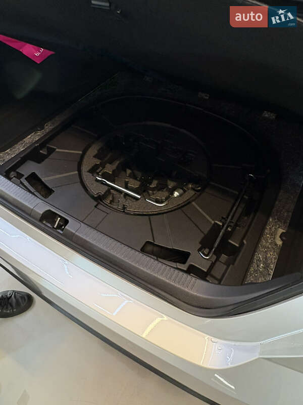 Седан Toyota Camry 2024 в Києві