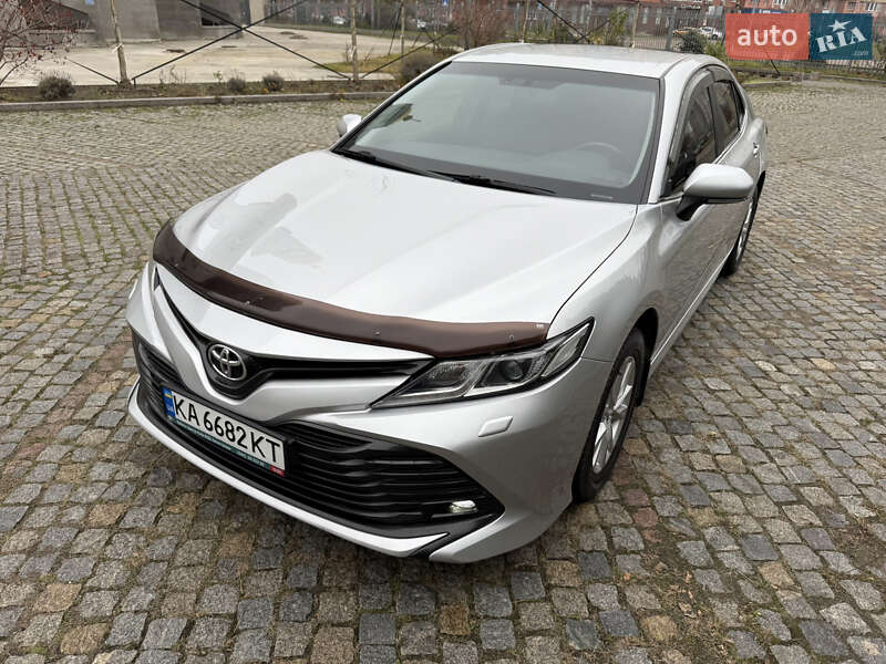 Седан Toyota Camry 2017 в Киеве