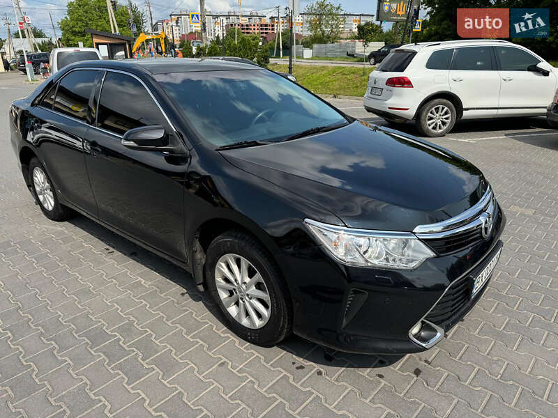 Седан Toyota Camry 2017 в Хмельницком