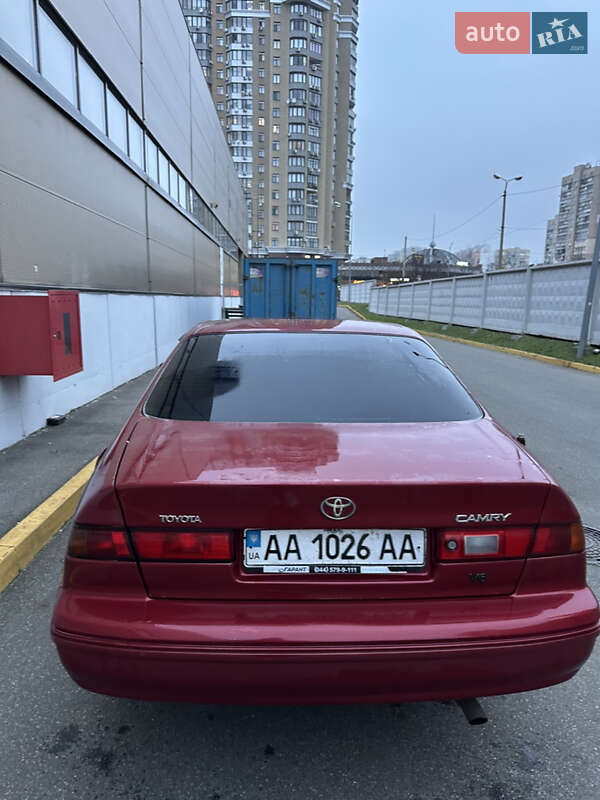 Седан Toyota Camry 1998 в Києві