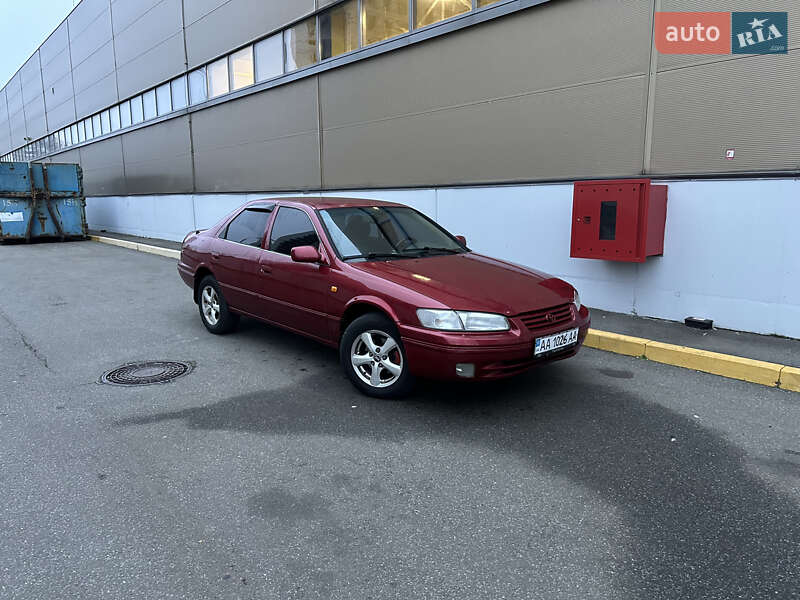 Седан Toyota Camry 1998 в Києві