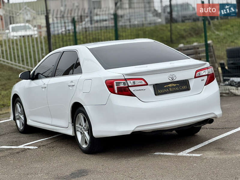 Седан Toyota Camry 2014 в Киеве