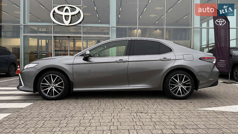 Седан Toyota Camry 2021 в Ровно
