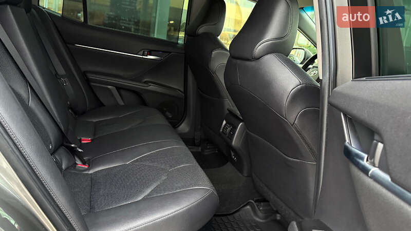 Седан Toyota Camry 2021 в Ровно