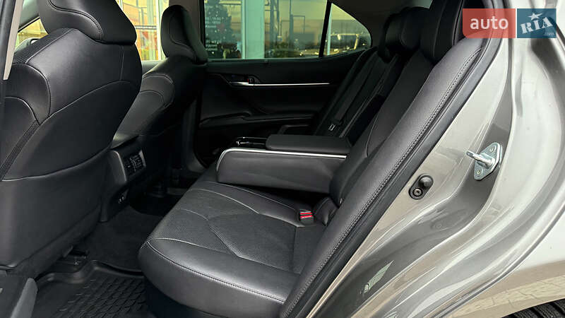 Седан Toyota Camry 2021 в Ровно